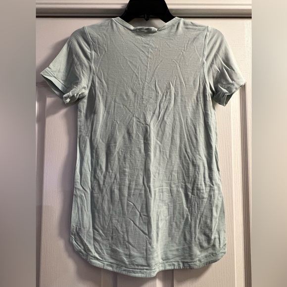LuluLemon V-Neck Classic Tee - Size 4 - Picture 3 of 4